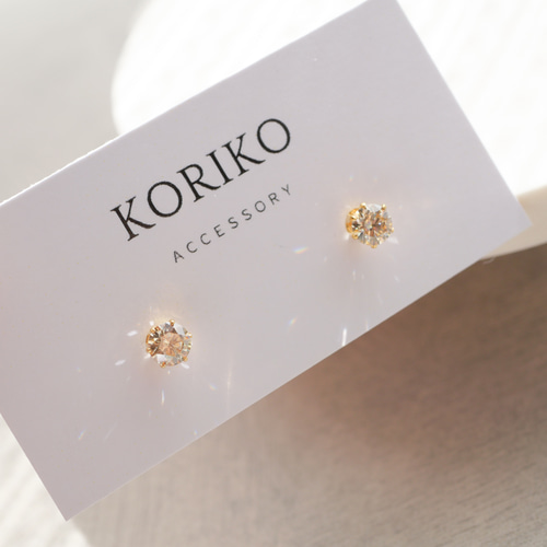 洗練された輝き〉モアサナイトの一粒ピアス 4mm シャンパンカラー