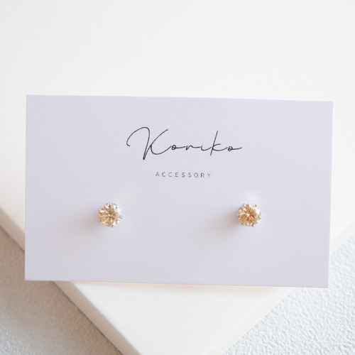 洗練された輝き〉モアサナイトの一粒ピアス 4mm シャンパンカラー