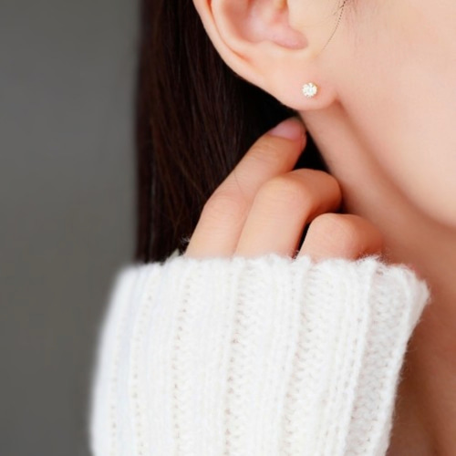 洗練された輝き〉モアサナイトの一粒ピアス 4mm シャンパンカラー