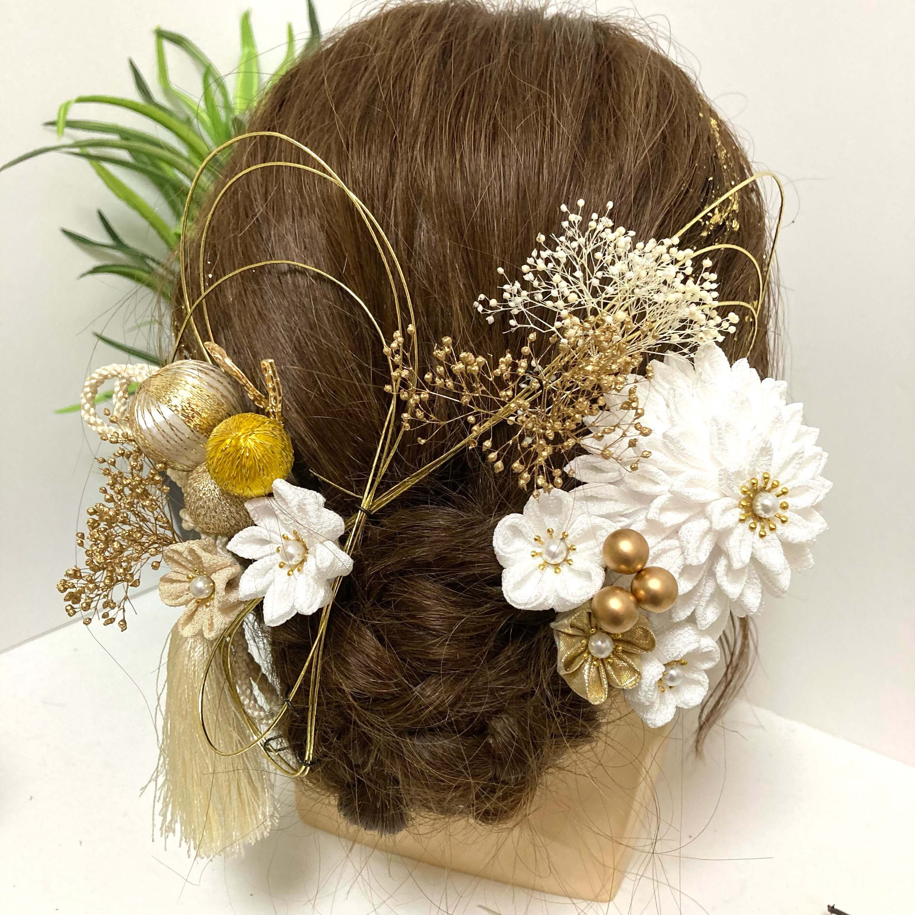 ホワイト　ダリア　つまみ細工　髪飾り 成人式  振袖　和装　結婚式 卒業式 袴　色打掛　白無垢　華まるる