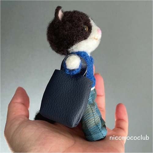 ふわっとハチワレ猫、ブルーのセーターでお出かけ 羊毛フェルト