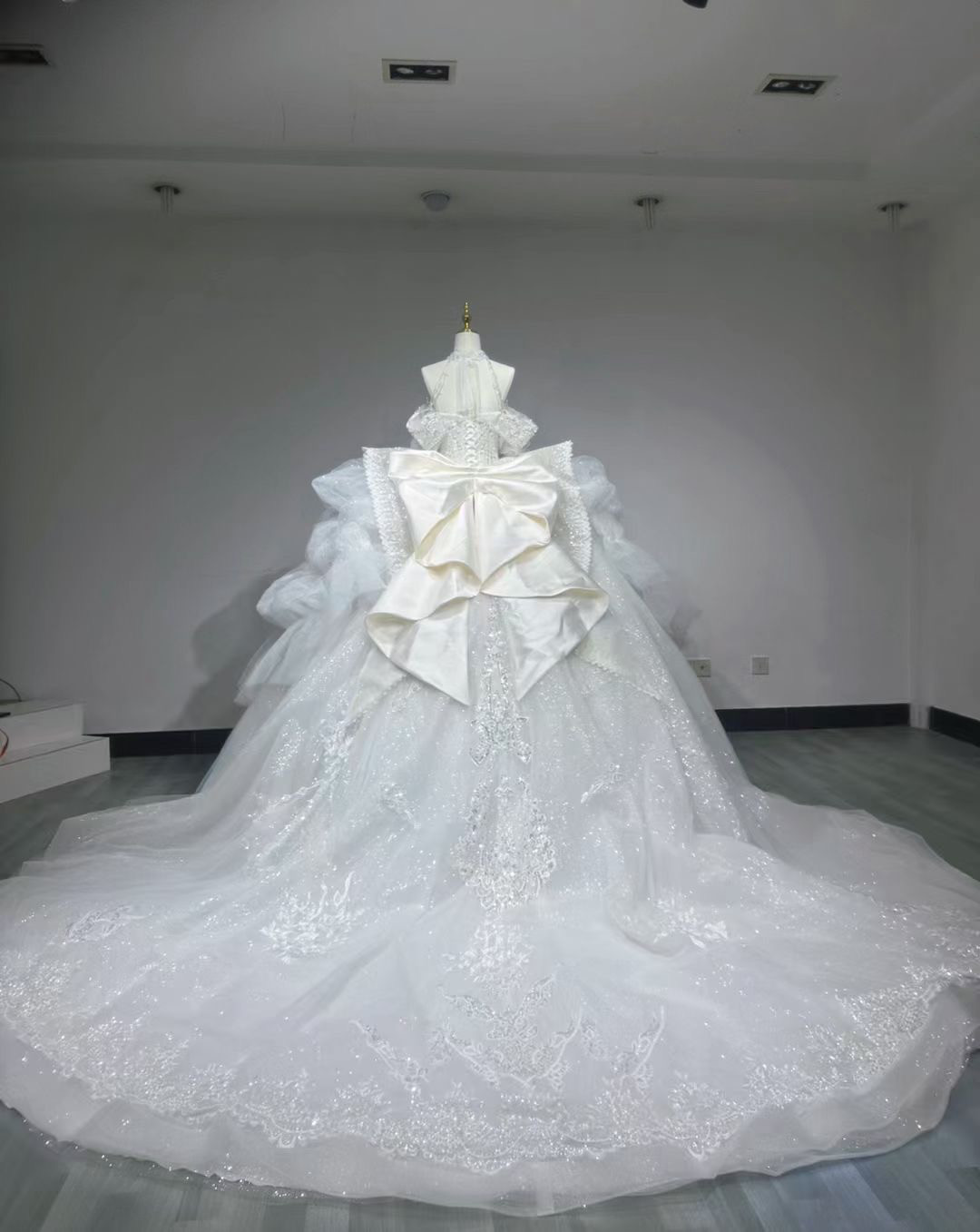 豪華！憧れのドレス　バックリボン　ホルターネック　プリンセスライン　肩出しビジュー　ウェディングドレス前撮り2次会お呼ば