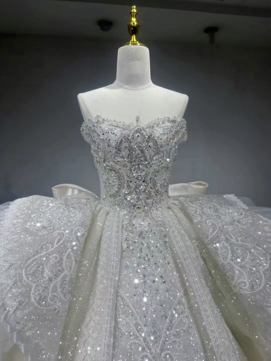 豪華！憧れのドレス　バックリボン　ホルターネック　プリンセスライン　肩出しビジュー　ウェディングドレス前撮り2次会お呼ば