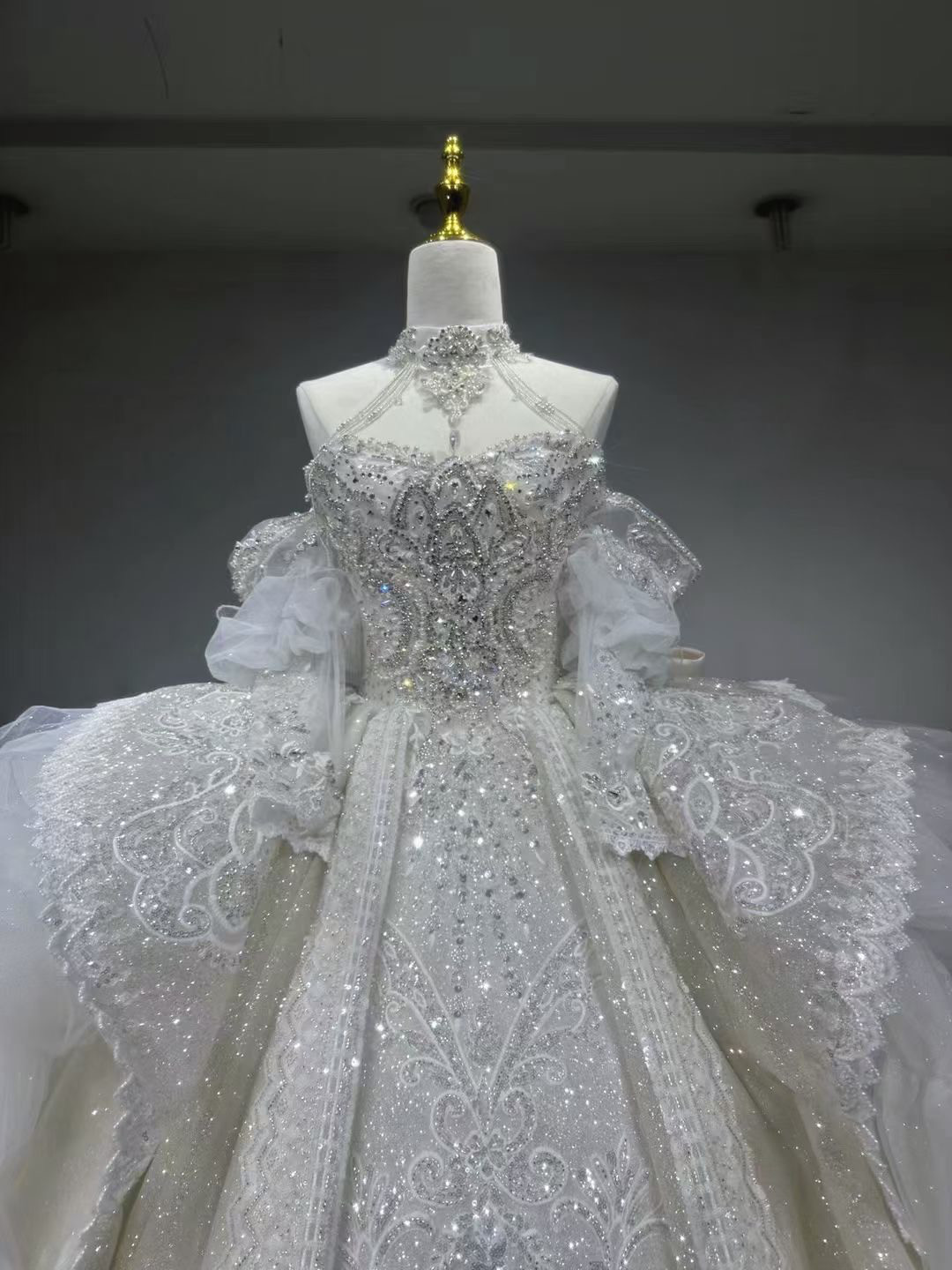 豪華！憧れのドレス　バックリボン　ホルターネック　プリンセスライン　肩出しビジュー　ウェディングドレス前撮り2次会お呼ば