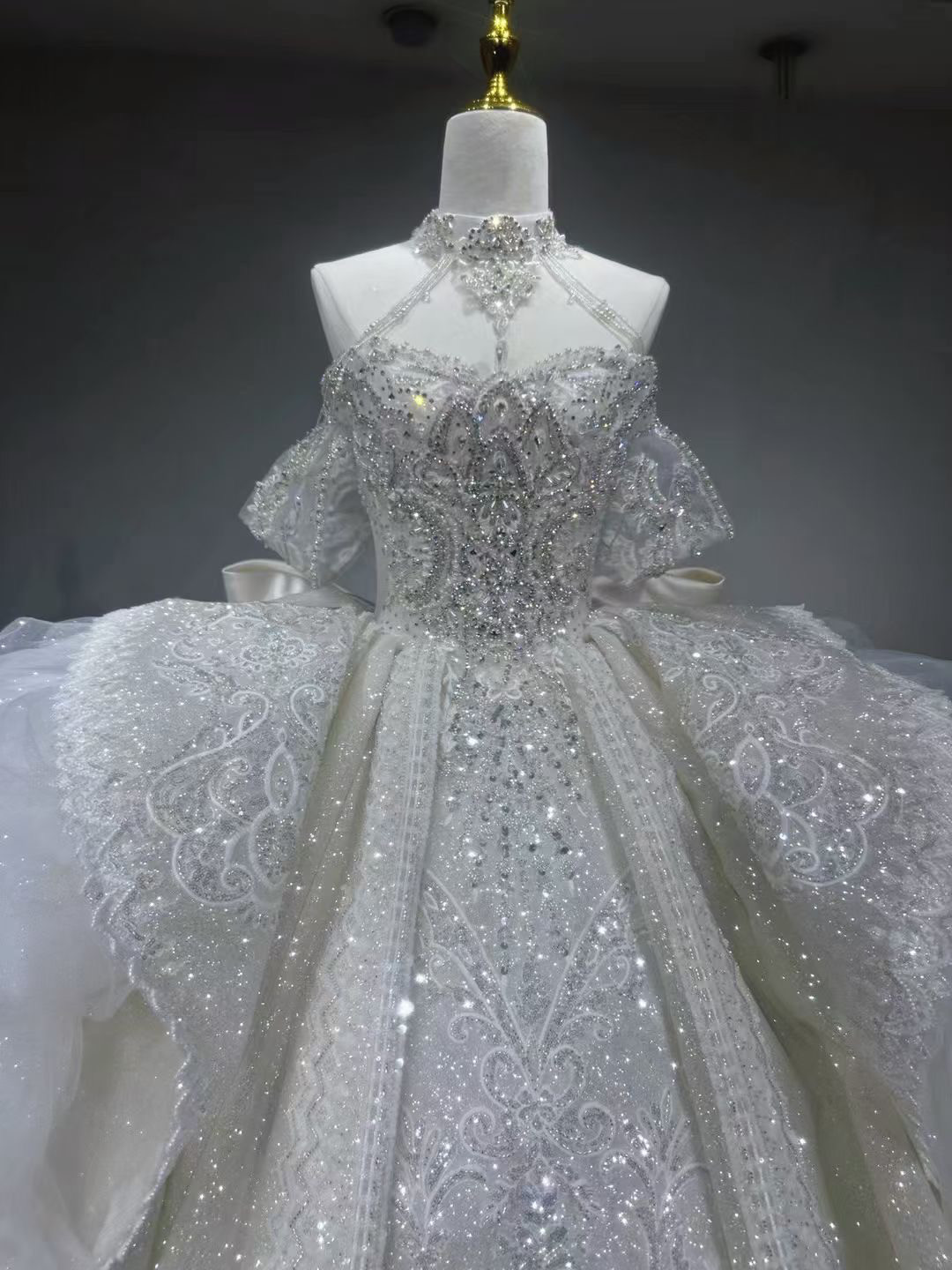 豪華！憧れのドレス　バックリボン　ホルターネック　プリンセスライン　肩出しビジュー　ウェディングドレス前撮り2次会お呼ば