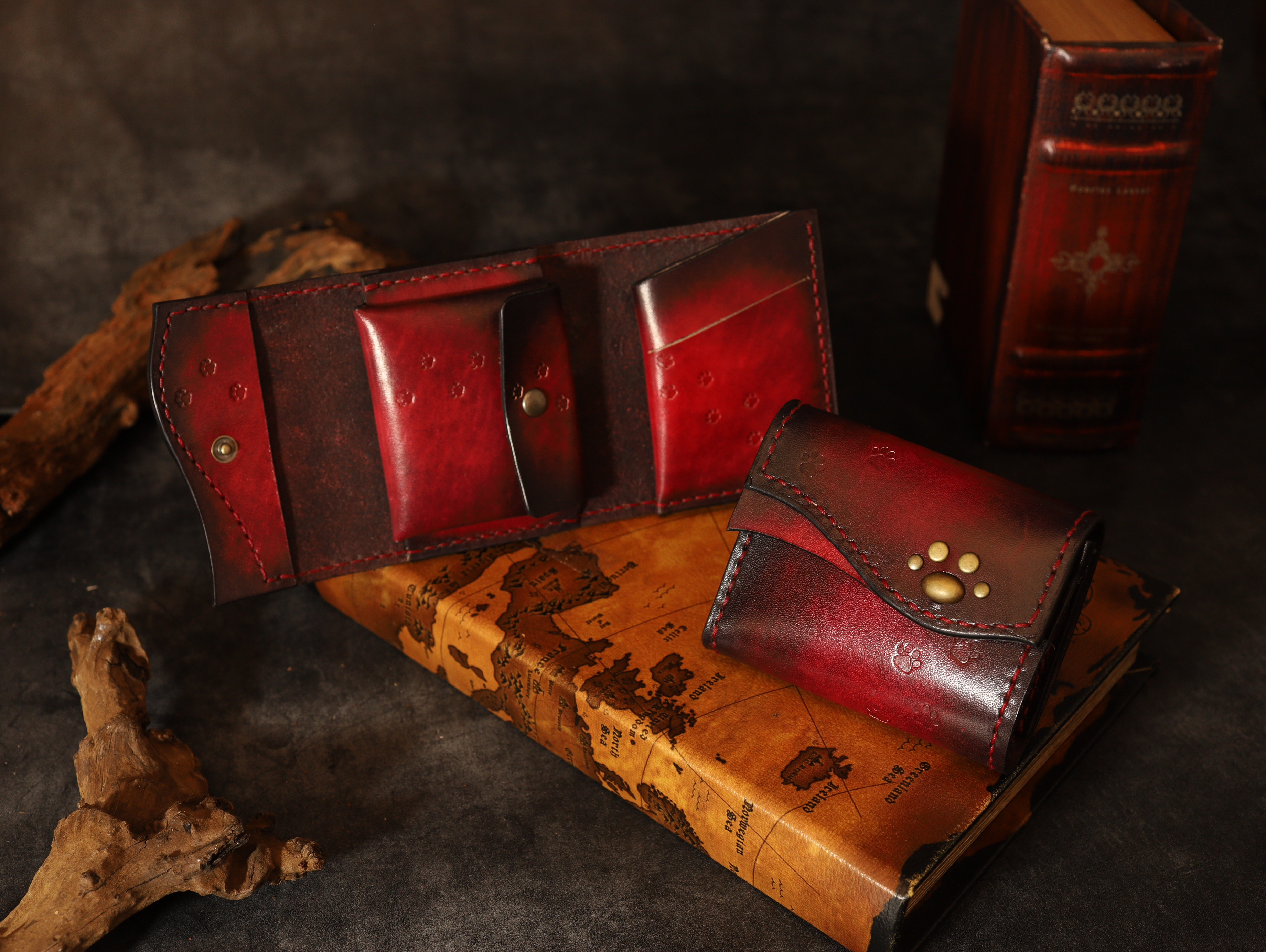 【猫の肉球ミニ財布】アンティーク手染めの高級レザー  ワインレッド 本革 ギフト プレゼント