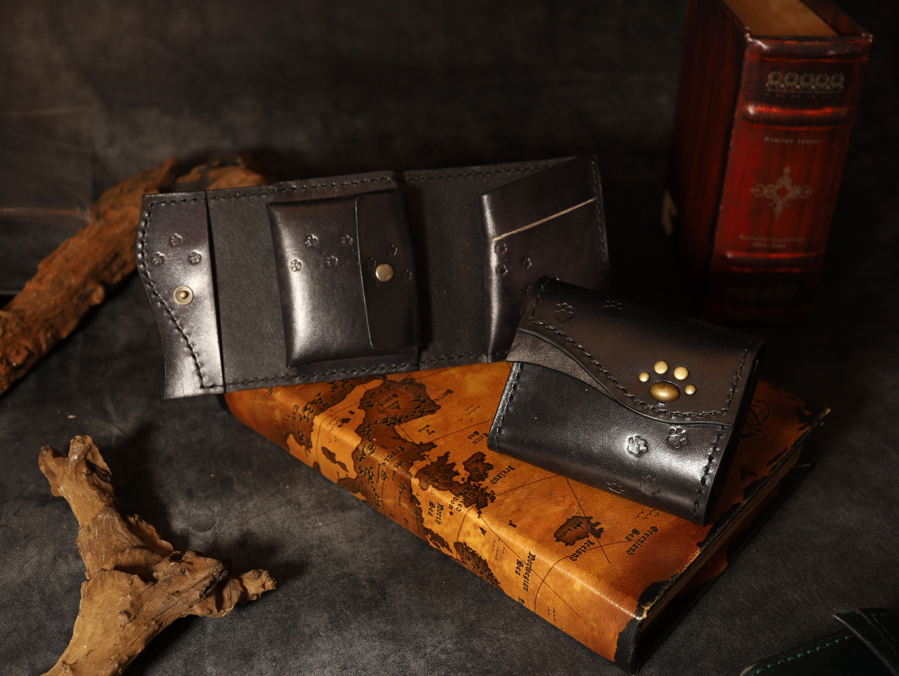 【猫の肉球ミニ財布】アンティーク手染めの高級レザー  ブラックアンティーク 本革 ギフト プレゼント