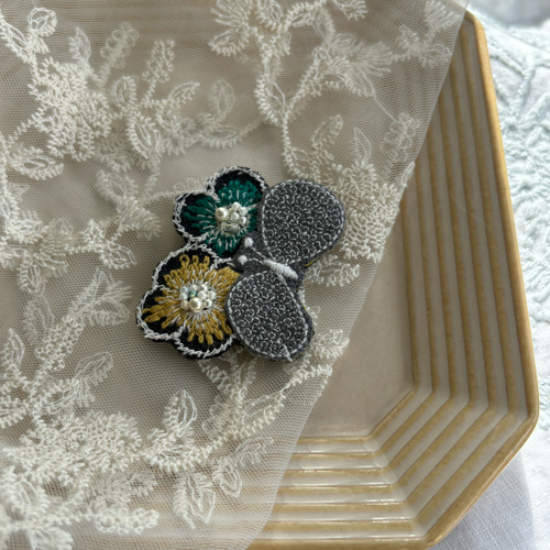 お花とちょうちょブローチ〇ミナペルホネン ブローチ chaki 通販