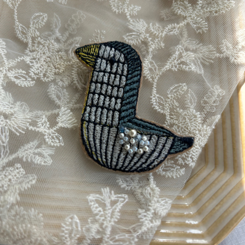 ブローチ（鳥・ミナペルホネン生地使用・ハンドメイド