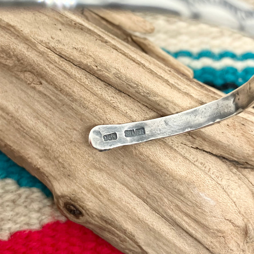 BIG HAND シルバー ネイティブ オーバーレイ スタンプワーク バングル BIG HAND シルバー ネイティブ オーバーレイ スタンプワーク