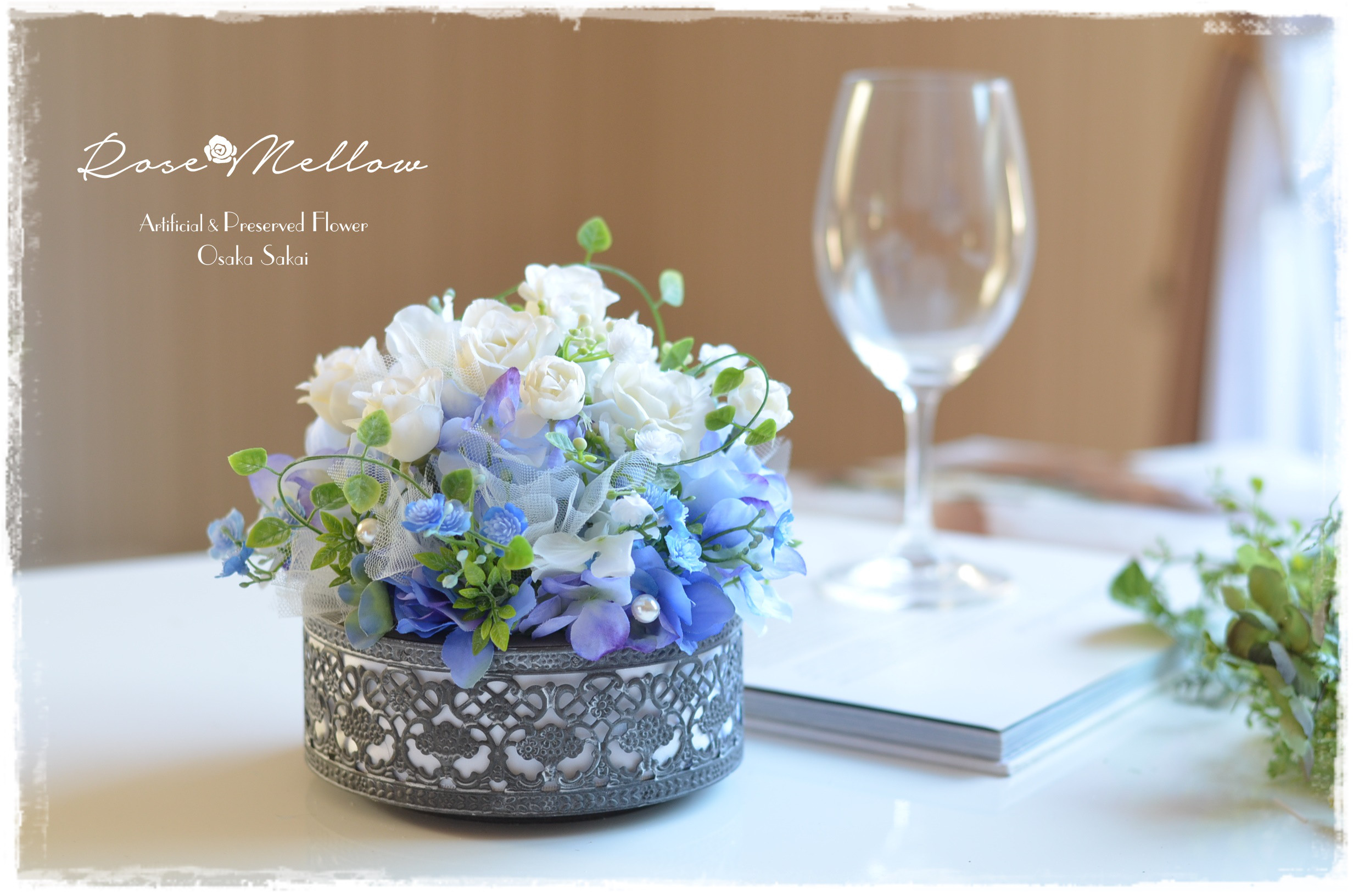 アート【Creema限定】ウェディングウェルカムフラワー・白バラとブルーグラデーション紫陽花のふんわりドームアレンジ