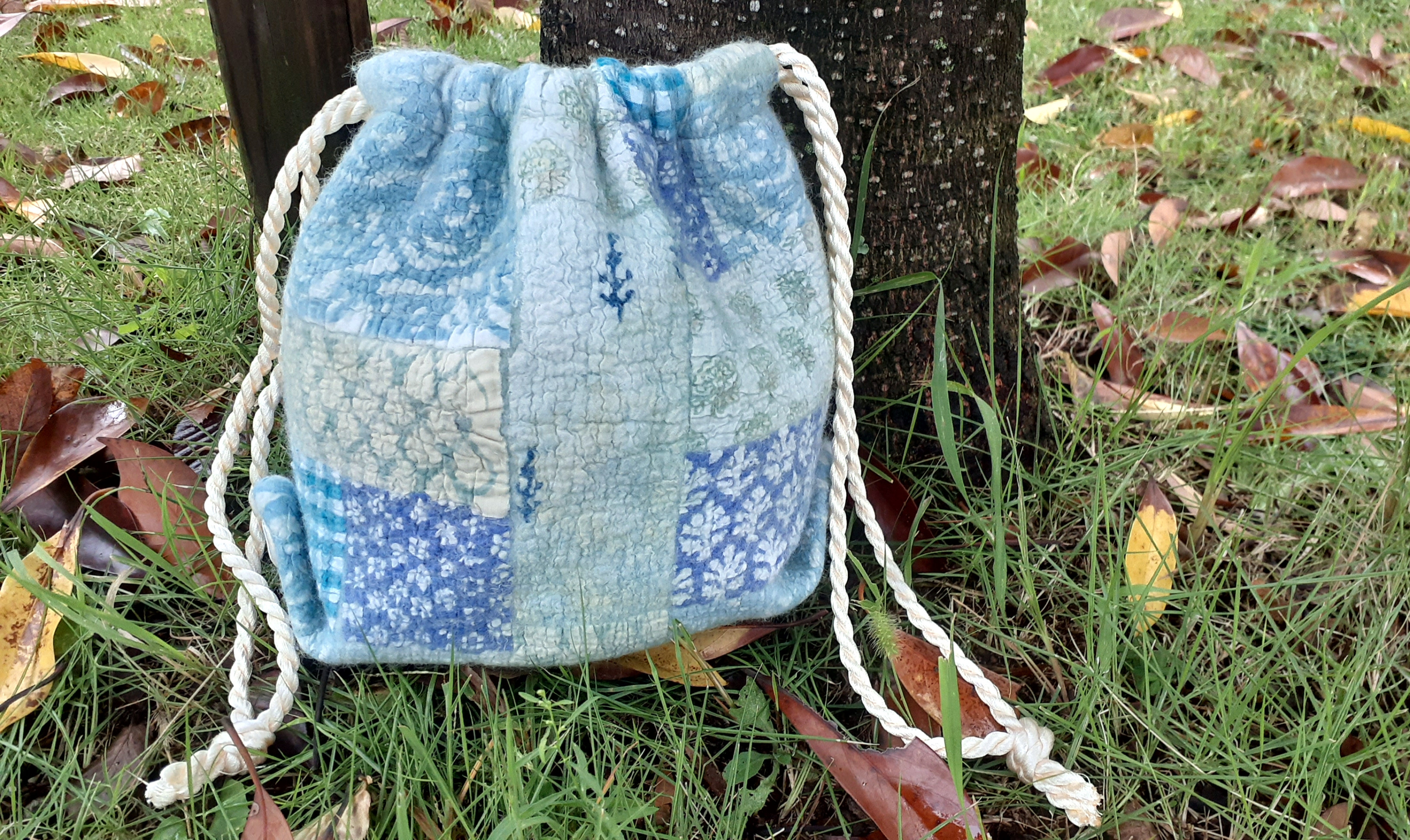 きんちゃくバッグ～ブルー・花柄 リーフ柄（羊毛フェルト・布フェルト・インド綿・ブロックプリント)