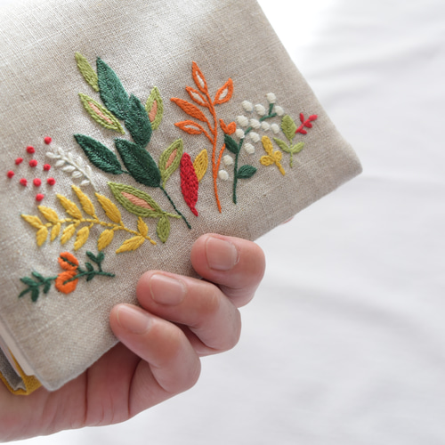 topaz様オーダー　ハンドメイド　ブックカバー　手刺繍　文庫本　ポケット 送料無料「紅葉」手刺繍ブックカバー・文庫本サイズ/読書の秋