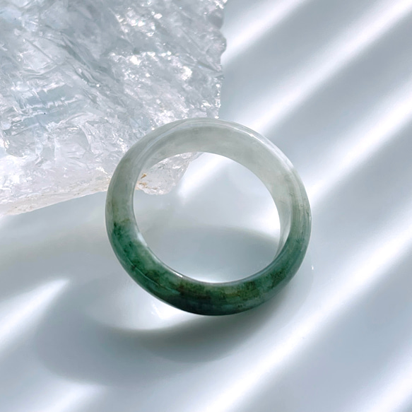 【2025年製 新品】 天然ミャンマー産翡翠✨バイカラーくりぬきリング 指輪 13.5号 アクセサリー