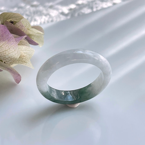 天然ミャンマー産翡翠✨バイカラーくりぬきリング 19号 指輪 天然ミャンマー産翡翠✨バイカラーくりぬきリング 19号 指輪