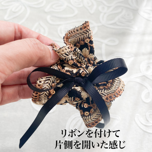 秋の大人女子♡⃜大きめ軽量のインド刺繍リボンのチャーム付ヘアゴム♥️くすみブルー系 秋の大人女子♡⃜大きめ軽量のインド刺繍リボンのチャーム付ヘアゴム