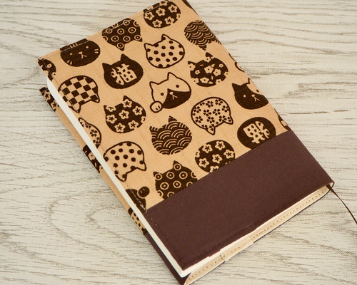 ユキエモン ハンドメイド キャビネット 手帳カバー 手帳付き 猫柄 文庫本】ゴムバンド栞付ブックカバー 手帳カバー☆和柄☆猫ちゃんのお