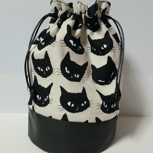 三毛猫　まるい　巾着袋　ハンドメイド　猫柄 三毛猫まるい巾着袋ハンドメイド猫柄