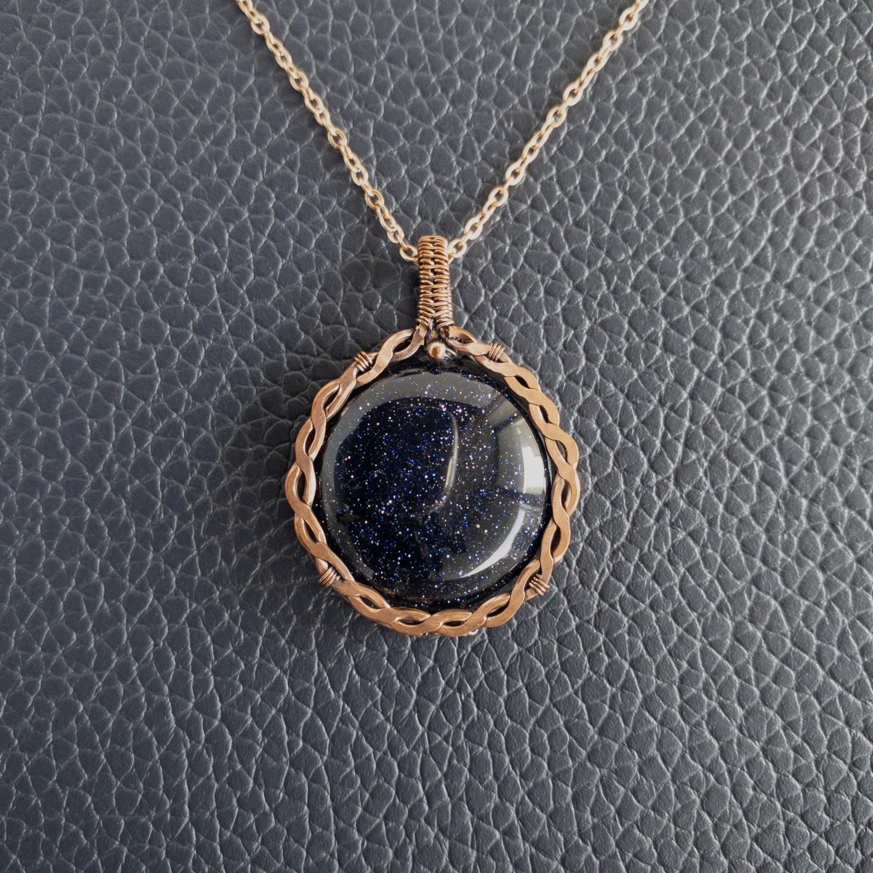 ＜ブルーゴールドストーン＞ベゼルセッティング ペンダント《INTRECCIO イントレッチオ》&ピアス セット