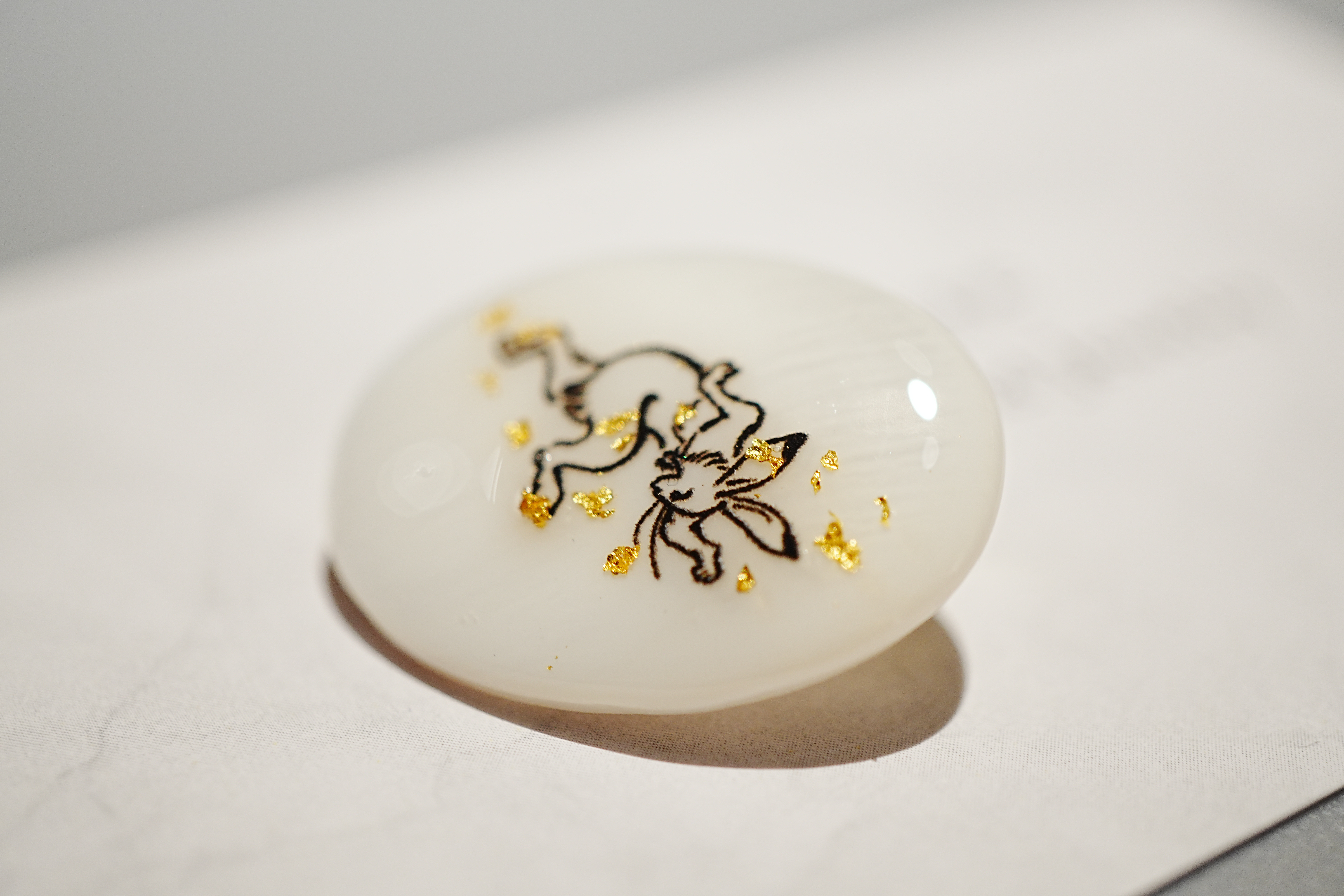 淡水シェル 転ぶ兎と金箔 帯留め 鳥獣戯画モチーフ 帯留め ヘアカフス ブローチ