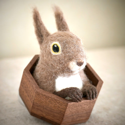 羊毛フェルト 大きい花籠を持つマトリョーシカ 羊毛フェルト ひつじ草