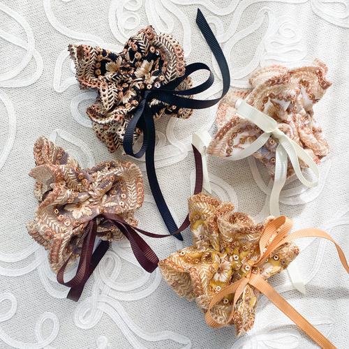 ワンショットシュシュ♥︎草原のシュシュ(茶色) インド刺繍リボン