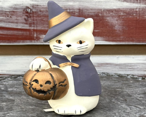 ブローチ　ハロウィン　白猫　オーロラ　レジン レジンで白猫のブローチ作り。 | Nuinui 暮らしとハンドメイド