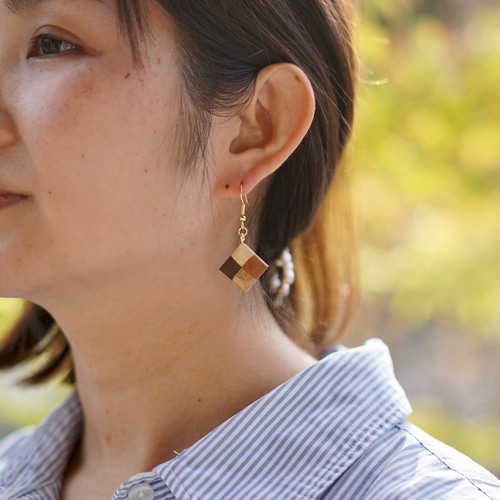 小さく軽い、寄木細工のピアス 「市松」ハンドメイドウッドピアス