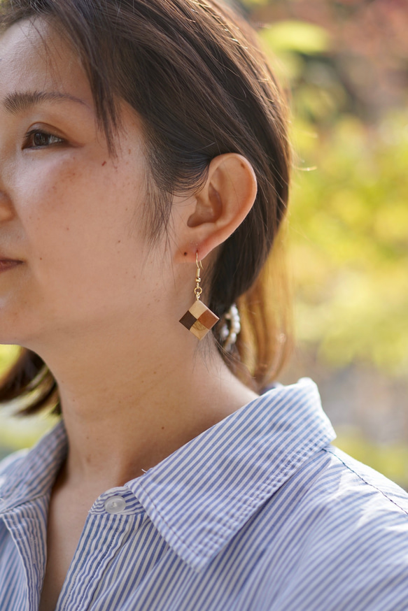 小さく軽い、寄木細工のピアス 「市松」ハンドメイドウッドピアス