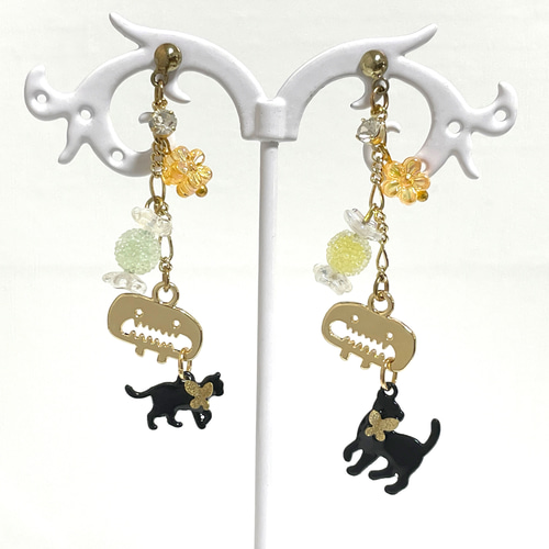 ハロウィン黒猫とキャンディピアス