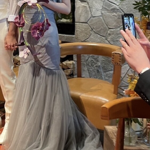 実例写真！カラードレス フェザードレス グレー マーメイドライン  