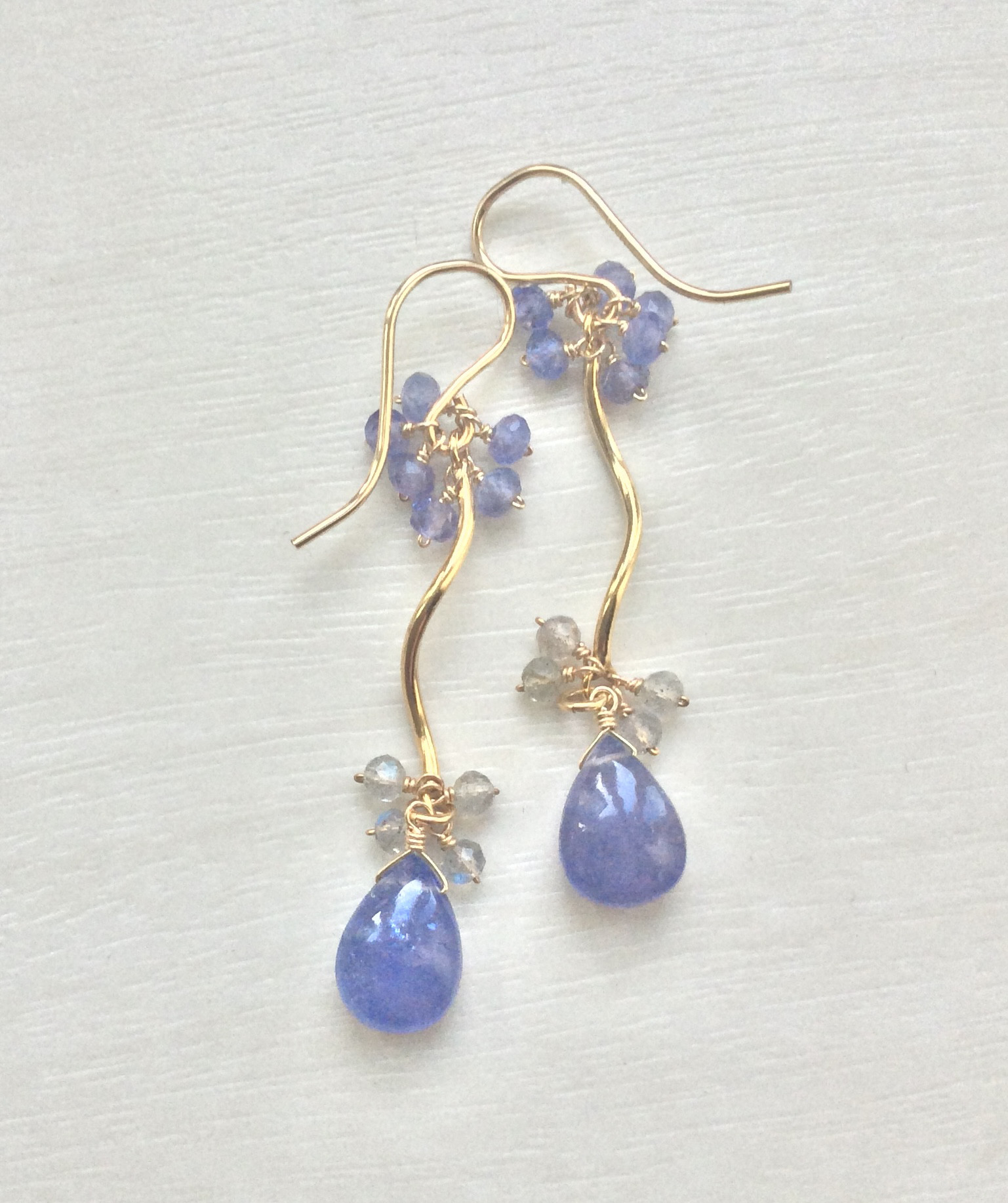 14kgf タンザナイトとラブラドライトのウェーブバーピアス