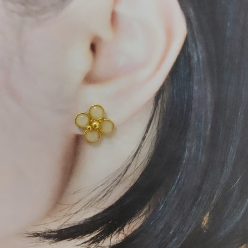 煌めく花びらの一粒ピアス イヤリング 金具変更可能 カジュアル