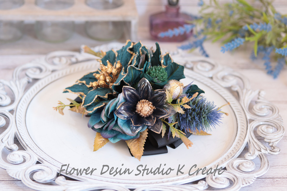 ブルーグリンのポインセチアのヘアクリップ　ゴールド　リボン　着物　青緑　発表会　お花　ヘアクリップ　成人式　袴　キラキラ