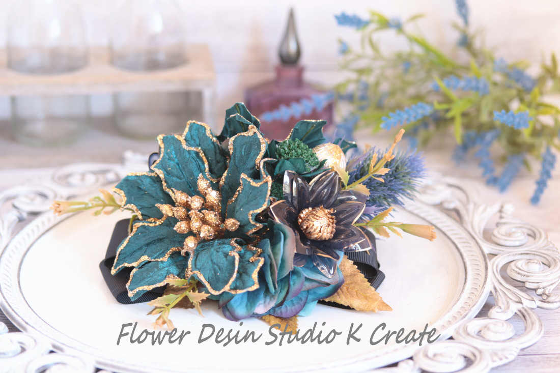 ブルーグリンのポインセチアのヘアクリップ　ゴールド　リボン　着物　青緑　発表会　お花　ヘアクリップ　成人式　袴　キラキラ