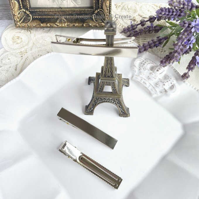 ブルーグリンのポインセチアのヘアクリップ　ゴールド　リボン　着物　青緑　発表会　お花　ヘアクリップ　成人式　袴　キラキラ