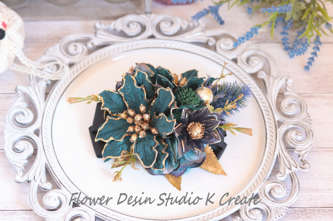 ブルーグリンのポインセチアのヘアクリップ　ゴールド　リボン　着物　青緑　発表会　お花　ヘアクリップ　成人式　袴　キラキラ