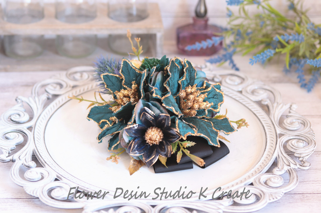 ブルーグリンのポインセチアのヘアクリップ　ゴールド　リボン　着物　青緑　発表会　お花　ヘアクリップ　成人式　袴　キラキラ