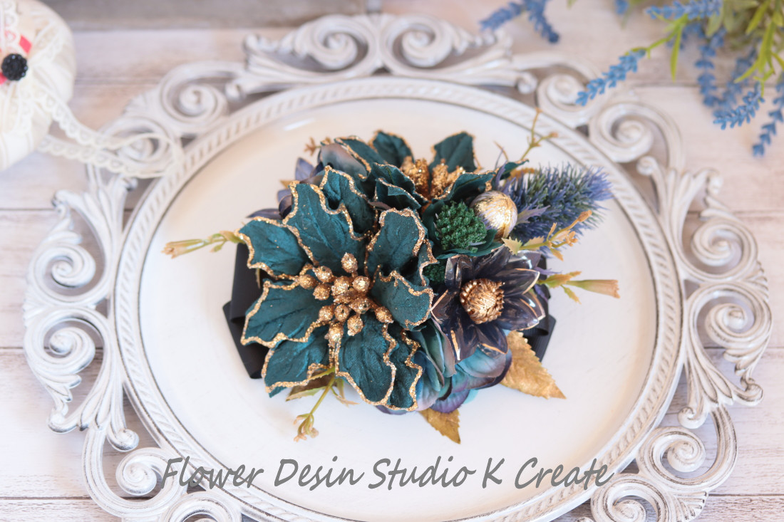 ブルーグリンのポインセチアのヘアクリップ　ゴールド　リボン　着物　青緑　発表会　お花　ヘアクリップ　成人式　袴　キラキラ