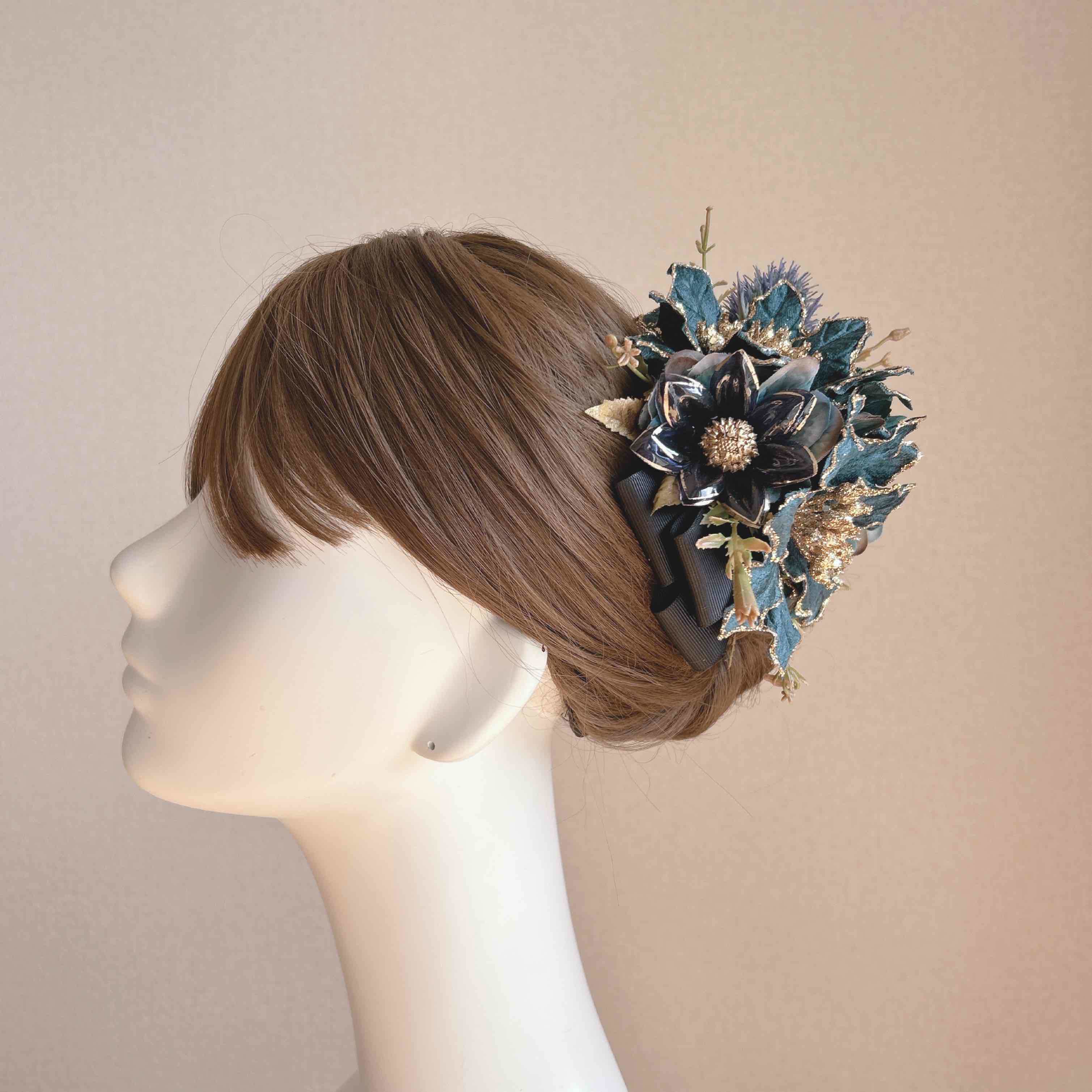 ブルーグリンのポインセチアのヘアクリップ　ゴールド　リボン　着物　青緑　発表会　お花　ヘアクリップ　成人式　袴　キラキラ