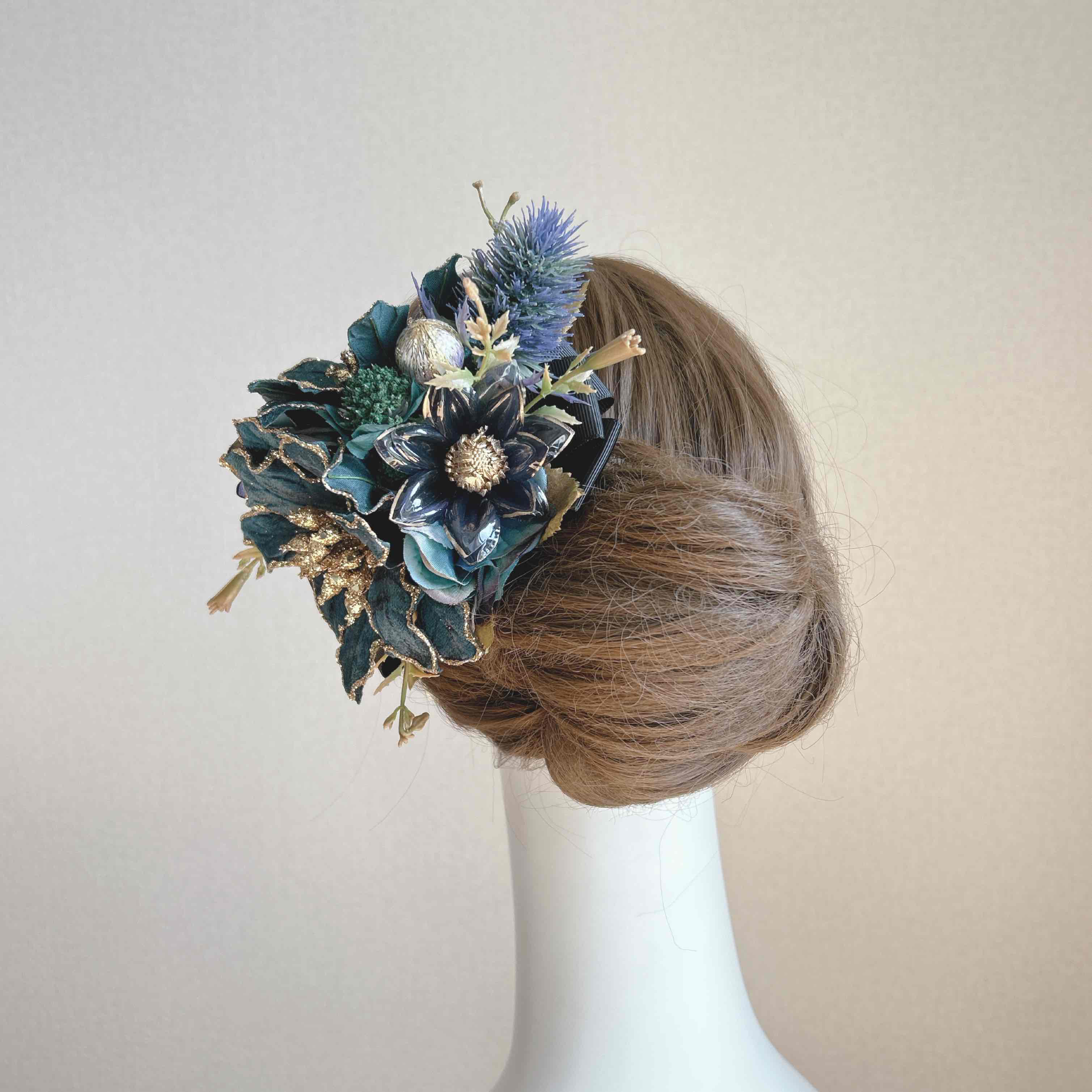 ブルーグリンのポインセチアのヘアクリップ　ゴールド　リボン　着物　青緑　発表会　お花　ヘアクリップ　成人式　袴　キラキラ