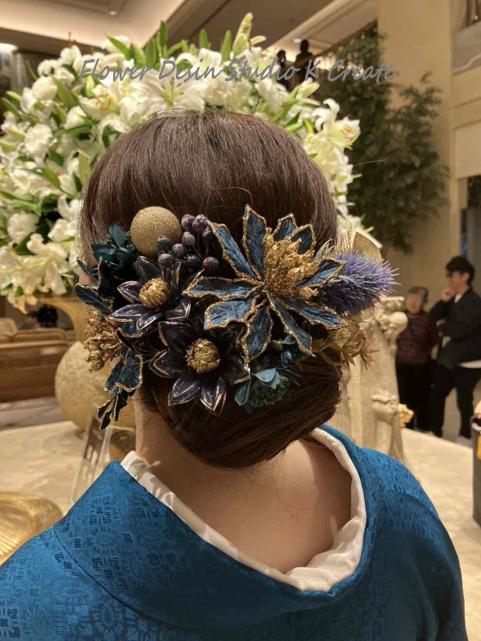 ブルーグリンのポインセチアのヘアクリップ　ゴールド　リボン　着物　青緑　発表会　お花　ヘアクリップ　成人式　袴　キラキラ