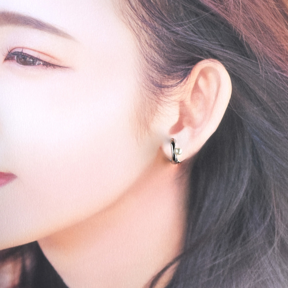 【售完即止】耳環款式！ 對稱小珍珠設計圈圈耳環，金屬配件不易受傷 第14張的照片