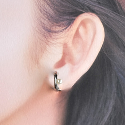 【售完即止】耳環款式！ 對稱小珍珠設計圈圈耳環，金屬配件不易受傷 第15張的照片