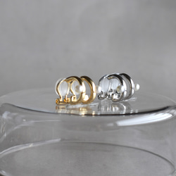 【售完即止】耳環款式！ 對稱小珍珠設計圈圈耳環，金屬配件不易受傷 第10張的照片