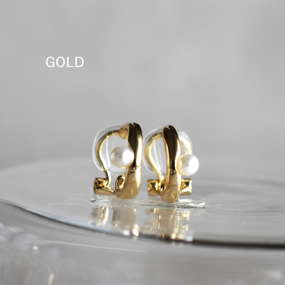 【售完即止】耳環款式！ 對稱小珍珠設計圈圈耳環，金屬配件不易受傷 第5張的照片