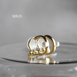 【售完即止】耳環款式！ 對稱小珍珠設計圈圈耳環，金屬配件不易受傷 第6張的照片