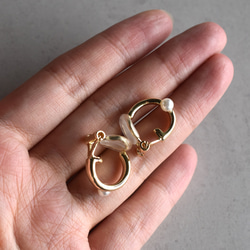 【售完即止】耳環款式！ 對稱小珍珠設計圈圈耳環，金屬配件不易受傷 第11張的照片