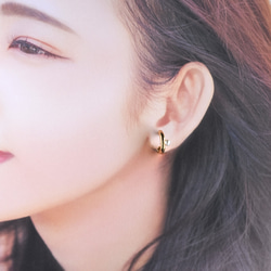 【售完即止】耳環款式！ 對稱小珍珠設計圈圈耳環，金屬配件不易受傷 第12張的照片