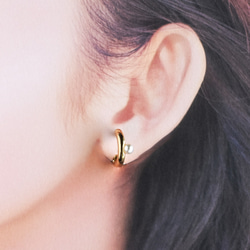 【售完即止】耳環款式！ 對稱小珍珠設計圈圈耳環，金屬配件不易受傷 第13張的照片